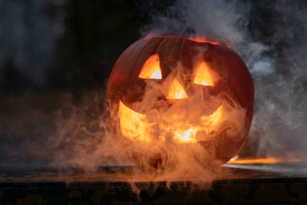 alt = "Halloween spooky pumkpin carving".