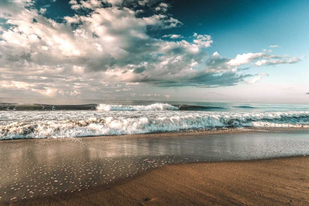 alt txt = "Beautiful beach surrounded by white clouds at Myrtle Beach".