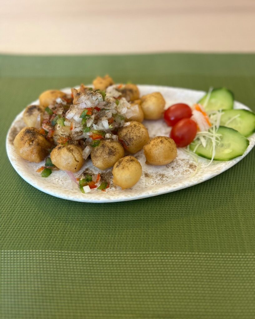 alt txt = "Fried tofu with cucumbers and tomatoes".