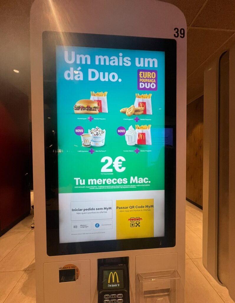 alt txt = "Touchscreen kiosk with Portuguese writing."